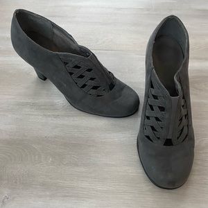 Aersosoles grey suede heels